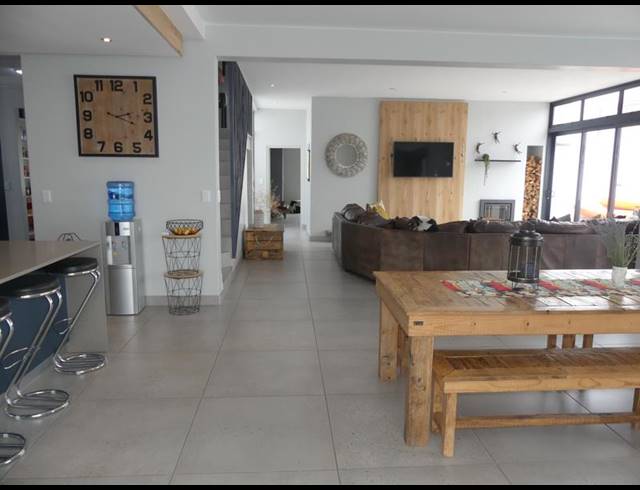 5 BEDROOM HOUSE FOR SALE IN SHELLEY POINT